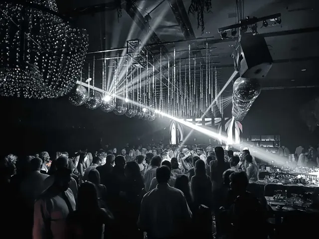 Haces de luz sobre la pista en blanco y negro
