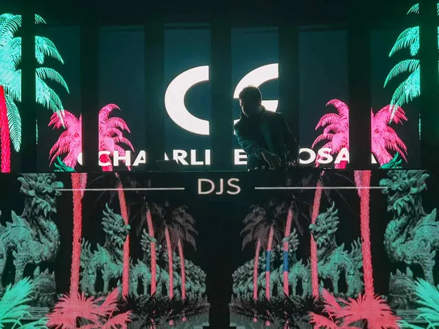 Cabina con el logo de Charlie Sosa y palmeras de neón